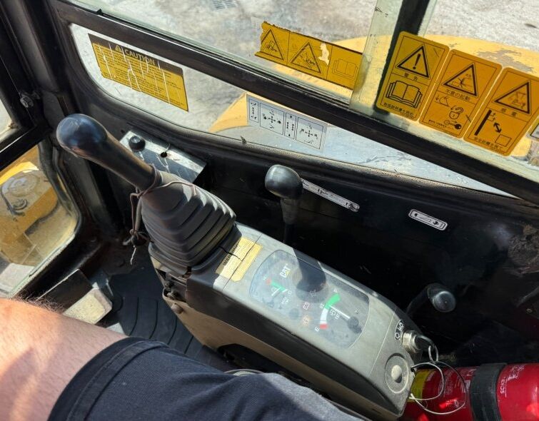 CATERPILLAR  304 **MINI EXCAVATOR**